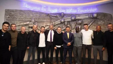 Fenerbahçe’nin eski futbolcuları, Galatasaray derbisi öncesinde bir araya gelerek birlik mesajı verdi ve dev maça dair beklentilerini paylaştı.