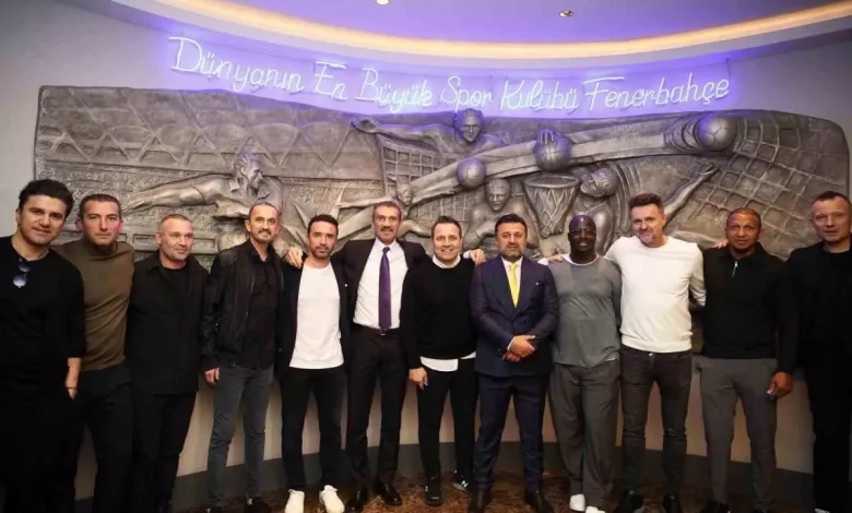 Fenerbahçe’nin eski futbolcuları, Galatasaray derbisi öncesinde bir araya gelerek birlik mesajı verdi ve dev maça dair beklentilerini paylaştı.