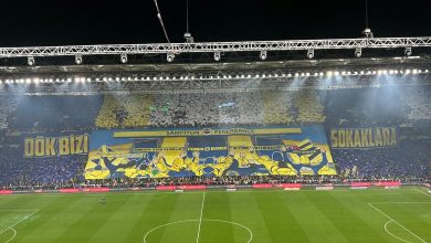 Kadıköy’de Galatasaray derbisi öncesi tribünleri dolduran Fenerbahçeliler, efsanelere selam duran pankartlar ve dev görsellerle unutulmaz bir atmosfer yarattı.
