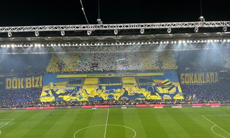 Kadıköy’de Galatasaray derbisi öncesi tribünleri dolduran Fenerbahçeliler, efsanelere selam duran pankartlar ve dev görsellerle unutulmaz bir atmosfer yarattı.