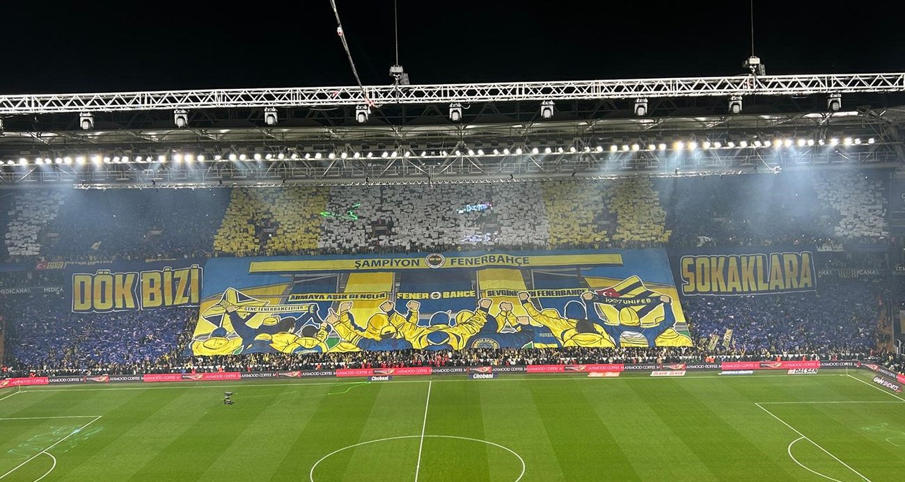 Kadıköy’de Galatasaray derbisi öncesi tribünleri dolduran Fenerbahçeliler, efsanelere selam duran pankartlar ve dev görsellerle unutulmaz bir atmosfer yarattı.