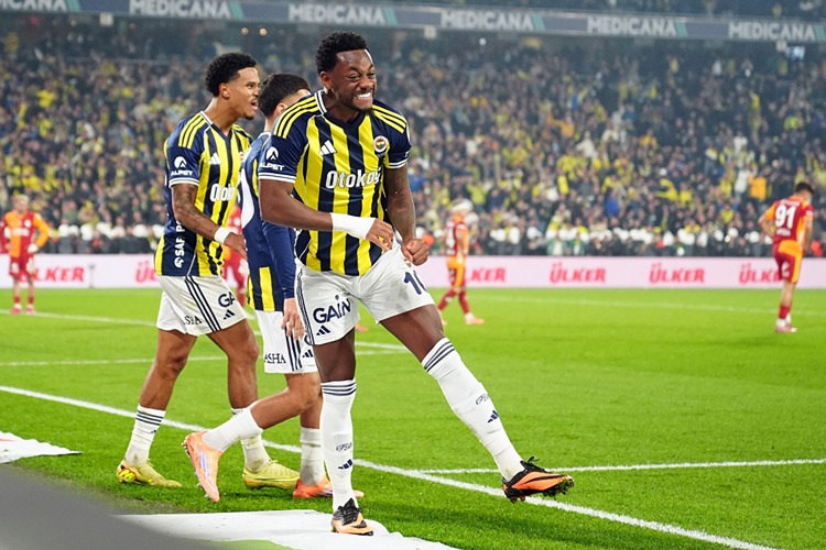 Süper Lig’in 14. Haftasında Fenerbahçe son dakikalarda bulduğu golle Galatasaray derbisinden 1-1’lik skorla ayrıldı.