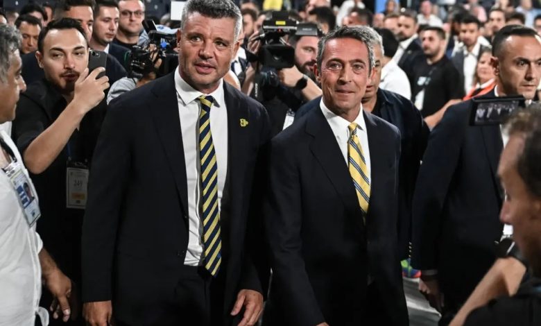 Fenerbahçe Başkanı Sadettin Saran’ın uyuşturucu soruşturması kapsamında gözaltına alınmasının ardından, kulüp yönetimi Saraçoğlu’nda taraftarla buluştu.