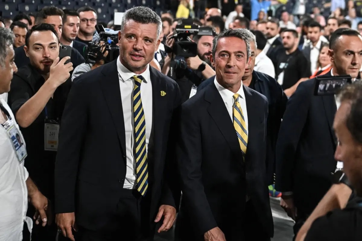 Fenerbahçe Başkanı Sadettin Saran’ın uyuşturucu soruşturması kapsamında gözaltına alınmasının ardından, kulüp yönetimi Saraçoğlu’nda taraftarla buluştu.