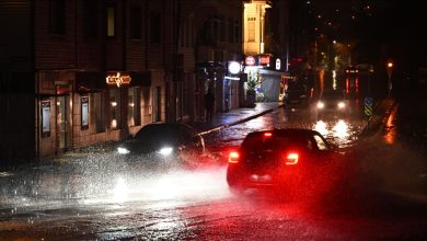 Kuvvetli yağış sonrası İstanbul’un iki ilçesinde rögarlar taştı, yollarda su birikintileri oluştu; iş yerleri ve evlerde baskınlar yaşandı.