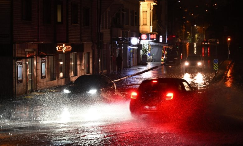 Kuvvetli yağış sonrası İstanbul’un iki ilçesinde rögarlar taştı, yollarda su birikintileri oluştu; iş yerleri ve evlerde baskınlar yaşandı.