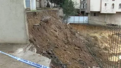 Kadıköy Fikirtepe’de 5 katlı binanın istinat duvarı yağmurun yumuşattığı zemin nedeniyle inşaat sahasına çöktü.