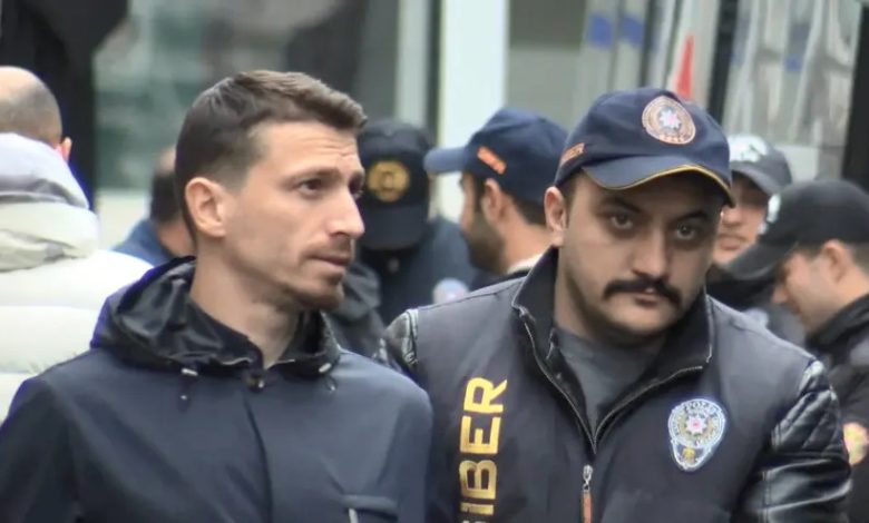 Fenerbahçe kaptanı Mert Hakan Yandaş, cezaevinden sarı-lacivertli taraftarlara hitaben bir mektup kaleme aldı.