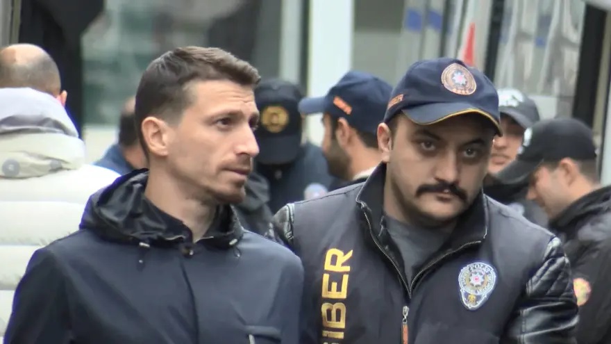 Fenerbahçe kaptanı Mert Hakan Yandaş, cezaevinden sarı-lacivertli taraftarlara hitaben bir mektup kaleme aldı.