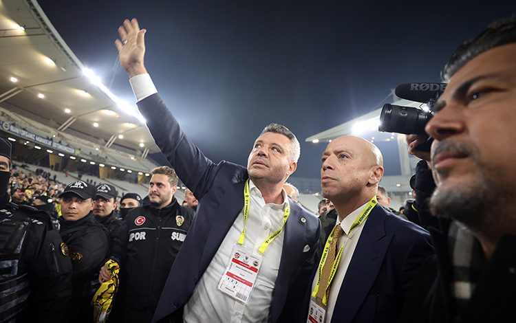 Eyüpspor galibiyetinin ardından konuşan Fenerbahçe Başkanı Sadettin Saran, yaşadığı sürece ve şampiyonluk hedeflerine dair net mesajlar verdi.