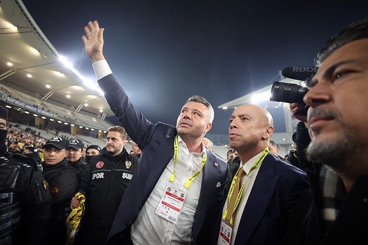 Eyüpspor galibiyetinin ardından konuşan Fenerbahçe Başkanı Sadettin Saran, yaşadığı sürece ve şampiyonluk hedeflerine dair net mesajlar verdi.