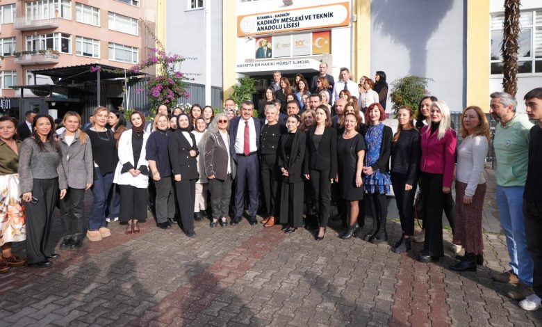 Milli Eğitim Bakanı Yusuf Tekin, Kadıköy Mesleki ve Teknik Anadolu Lisesi’ni ziyaret ederek öğretmen ve öğrencilerle bir araya geldi