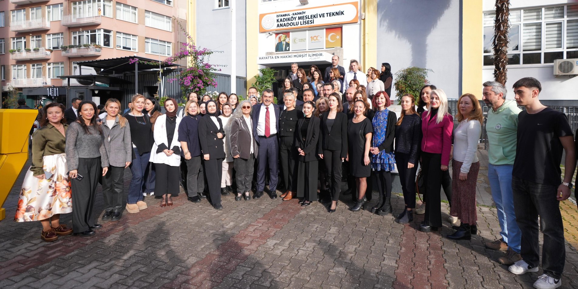 Milli Eğitim Bakanı Yusuf Tekin, Kadıköy Mesleki ve Teknik Anadolu Lisesi’ni ziyaret ederek öğretmen ve öğrencilerle bir araya geldi