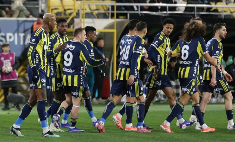 Süper Lig’de zirve yarışını yakından ilgilendiren gecede Fenerbahçe, Kadıköy’de Göztepe’yi ağırlıyor.