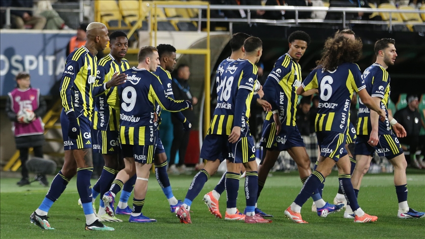 Süper Lig’de zirve yarışını yakından ilgilendiren gecede Fenerbahçe, Kadıköy’de Göztepe’yi ağırlıyor.