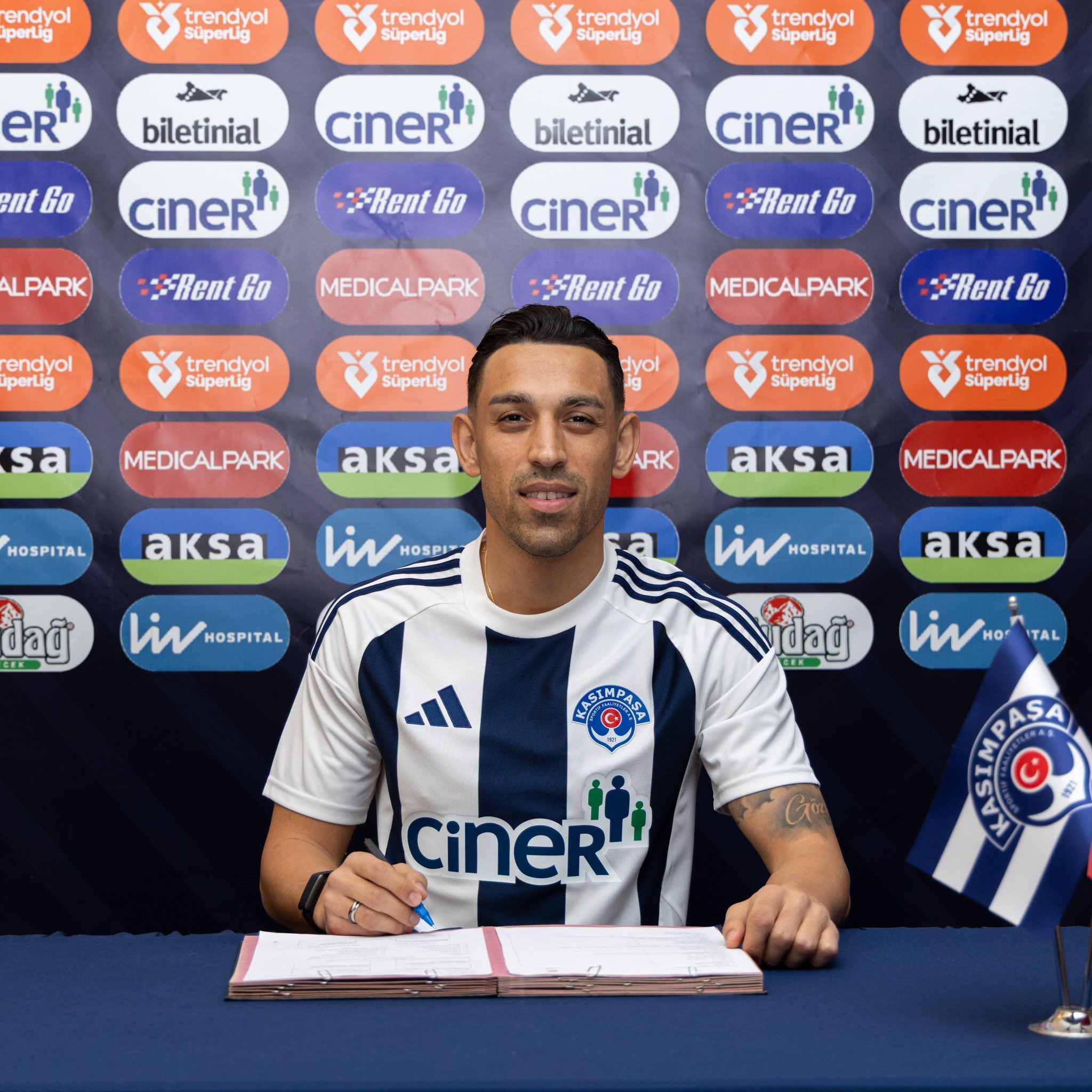 Fenerbahçe'nin deneyimli futbolcusu İrfan Can Kahveci, 6 aylığına kiralık olarak Kasımpaşa'ya transfer oldu