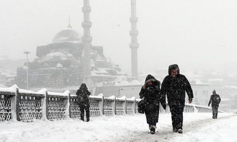 AKOM, İstanbul’da hafta sonu hava koşullarının sertleşeceğini, Pazartesi günü ise kent genelinde kuvvetli kar yağışının etkili olacağını duyurdu.