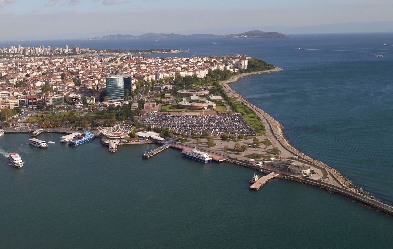 Kadıköy Rıhtımı’nda sahile yapılması planlanan cami projesinde istinaf mahkemesi iptal kararını kaldırdı.