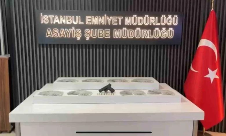 Kendilerini polis ve savcı olarak tanıtan şüphelilerin, 86 yaşındaki emekli öğretmenden 117 bin 373 dolar aldığı belirlendi.