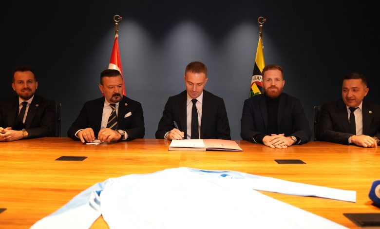 Beşiktaş ile sözleşmesini fesheden tecrübeli kaleci Mert Günok, Fenerbahçe ile 2.5 yıllık sözleşme imzaladı