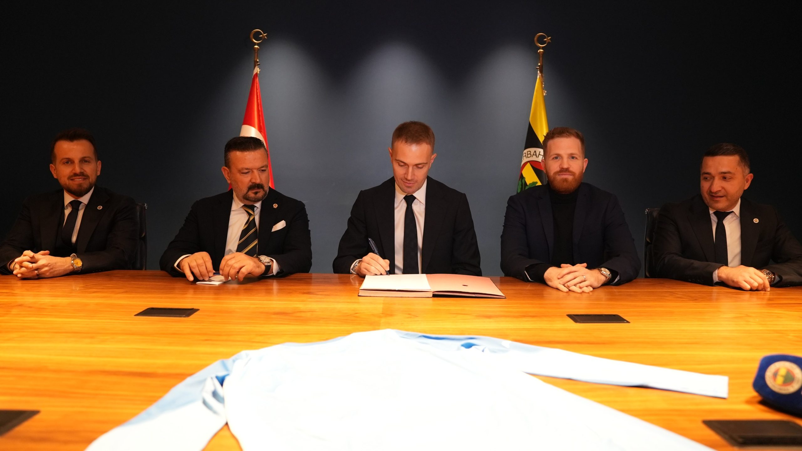 Beşiktaş ile sözleşmesini fesheden tecrübeli kaleci Mert Günok, Fenerbahçe ile 2.5 yıllık sözleşme imzaladı