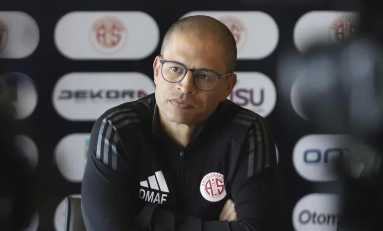 Fenerbahçe’nin unutulmaz futbolcusu Alex de Souza, Brezilya 2. Futbol Ligi takımlarından Athletic Club ile teknik direktörlük anlaşması yaptı.