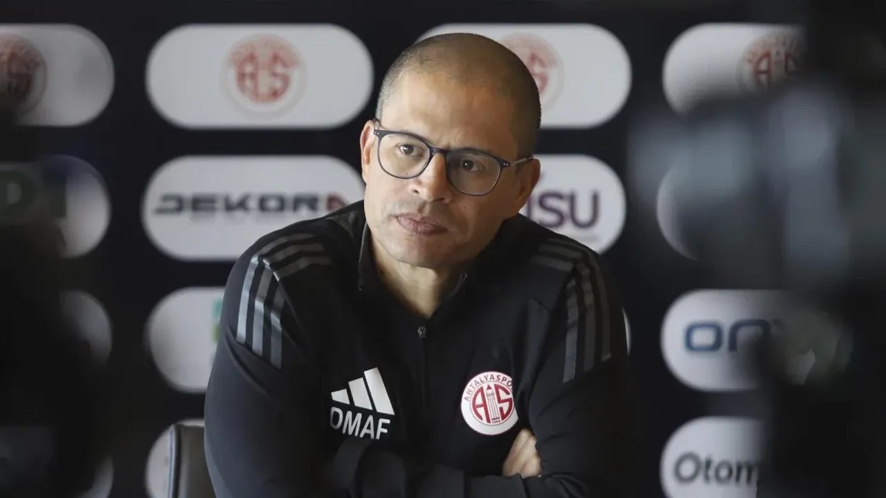 Fenerbahçe’nin unutulmaz futbolcusu Alex de Souza, Brezilya 2. Futbol Ligi takımlarından Athletic Club ile teknik direktörlük anlaşması yaptı.