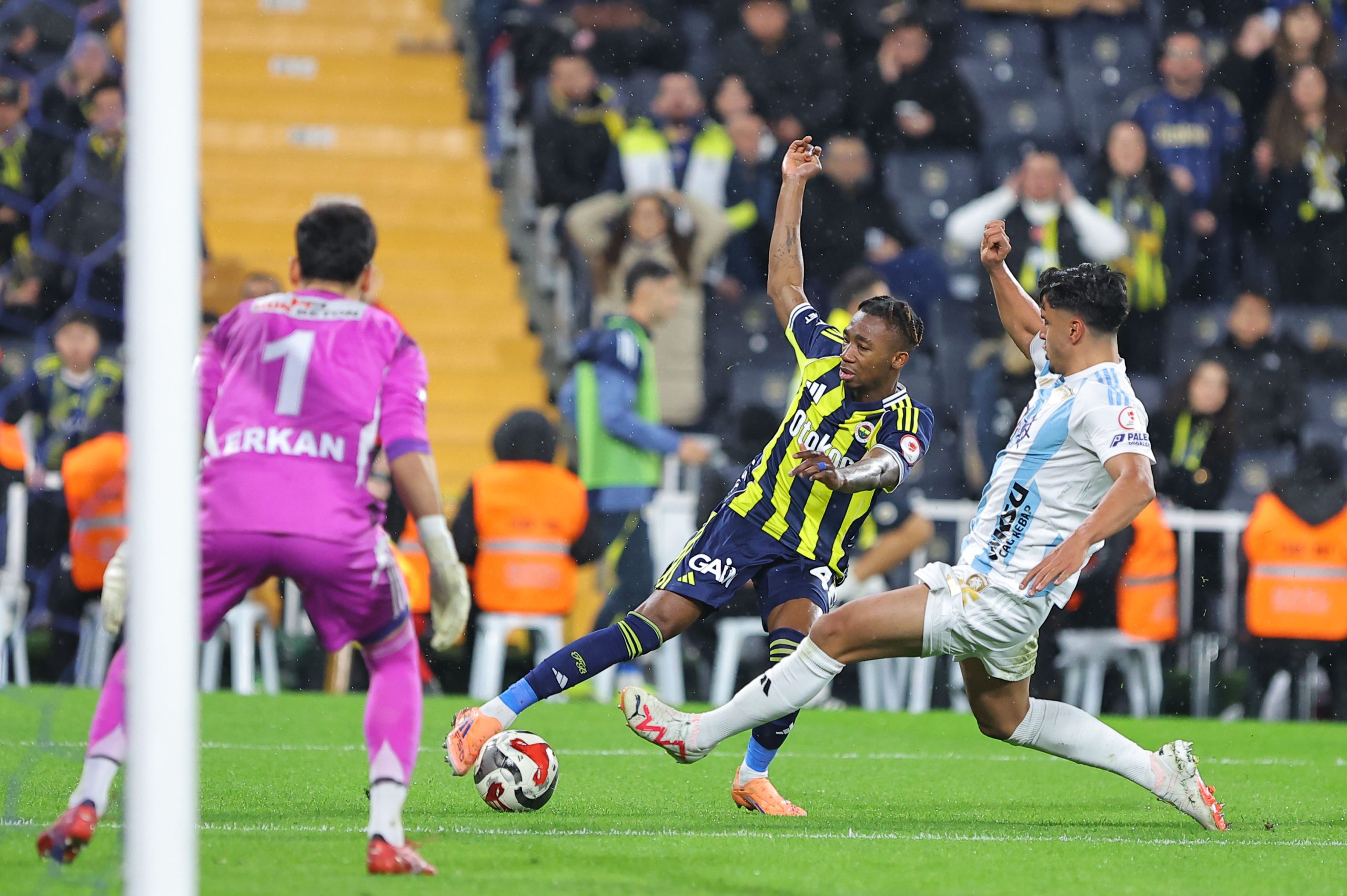 Fenerbahçe, Ziraat Türkiye Kupası C Grubu 3. maçında sahasında 1. Lig temsilcisi Erzurumspor'u 3-1 mağlup etti.