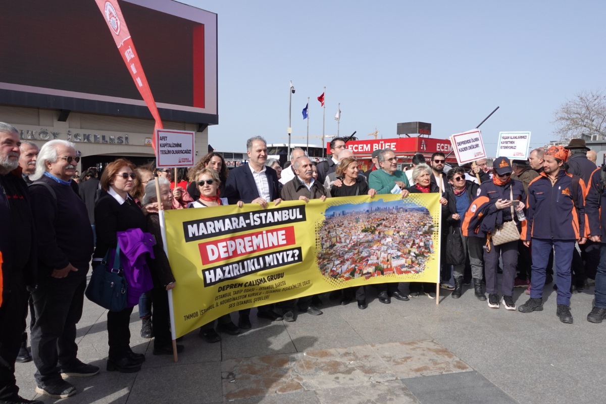 Kadıköy’de bir araya gelen meslek örgütleri ve sendikalar, Marmara depremine hazırlık sürecindeki eksikliklere dikkat çekti.