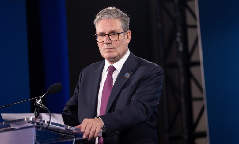 Starmer, Jeffrey Epstein ile ilişkileri ortaya çıkan Peter Mandelson’u ABD Büyükelçisi olarak atadığı için mağdurlardan özür diledi.