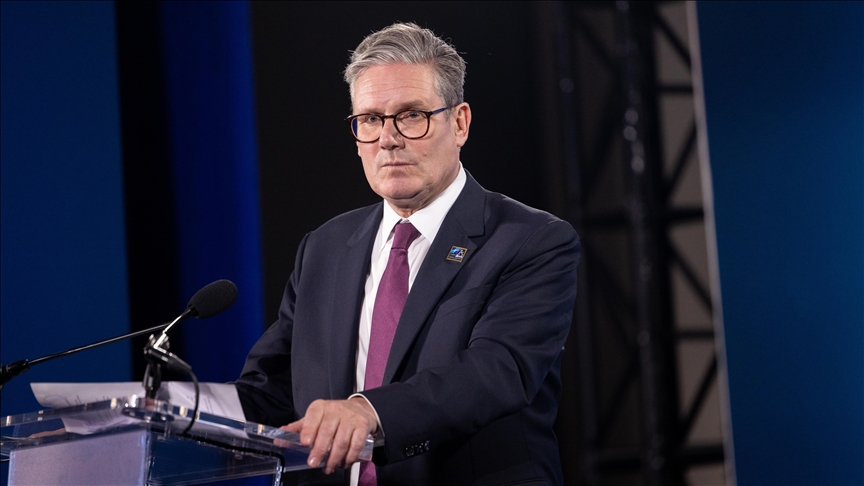 Starmer, Jeffrey Epstein ile ilişkileri ortaya çıkan Peter Mandelson’u ABD Büyükelçisi olarak atadığı için mağdurlardan özür diledi.