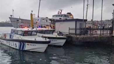İstanbul Kadıköy Rıhtım’da sabah saatlerinde denizde hareketsiz bir kişi olduğu ihbarı ekipleri harekete geçirdi.