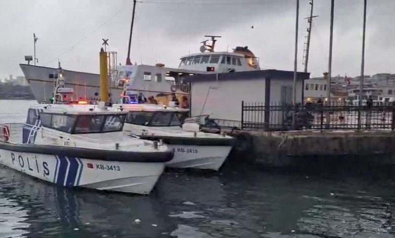 İstanbul Kadıköy Rıhtım’da sabah saatlerinde denizde hareketsiz bir kişi olduğu ihbarı ekipleri harekete geçirdi.