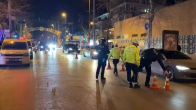 Kadıköy’de polis ekiplerinin gerçekleştirdiği asayiş ve trafik uygulamasında makas attığı belirlenen bir sürücüye 90 bin lira para cezası kesildi.