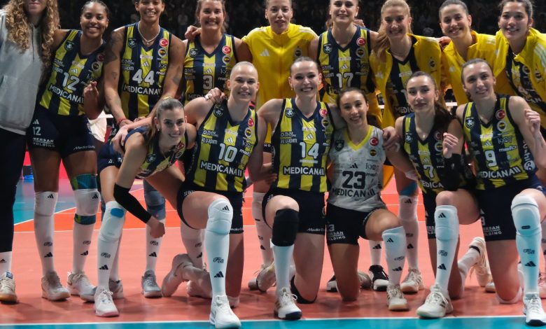 Fenerbahçe Medicana, Vodafone Sultanlar Ligi'nde play-off final etabı ilk maçında evinde VakıfBank'a 3-0 kaybetti