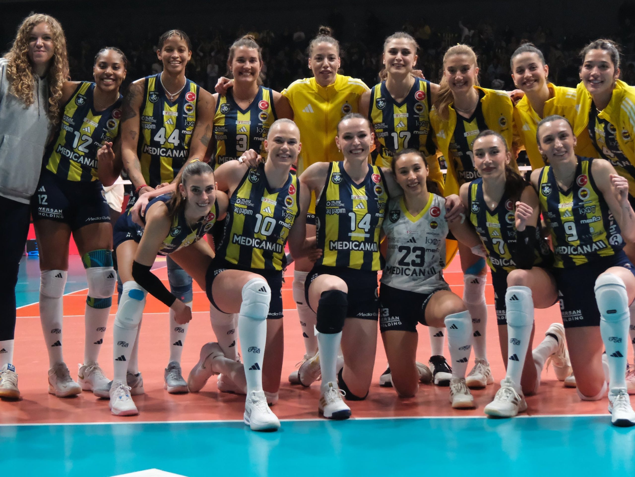 Fenerbahçe Medicana, Vodafone Sultanlar Ligi'nde play-off final etabı ilk maçında evinde VakıfBank'a 3-0 kaybetti