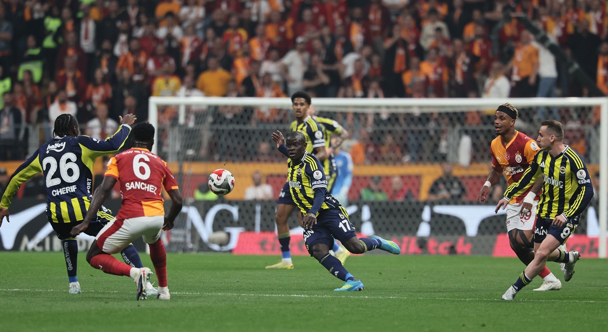 Fenerbahçe, Trendyol Süper Lig’in 31. haftasında deplasmanda Galatasaray’a 3-0 mağlup oldu. Sarı-lacivertliler bu sezon ligde ikinci yenilgisini aldı.