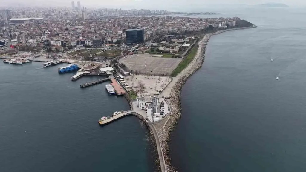 Kadıköy sahilindeki dolgu alana yapılması planlanan cami ve yeraltı otoparkı projesine yönelik itirazlar sürüyor.