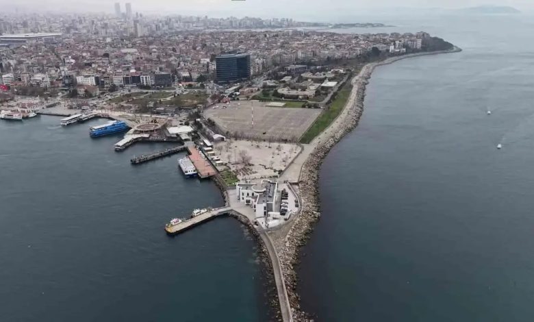 Kadıköy sahilindeki dolgu alana yapılması planlanan cami ve yeraltı otoparkı projesine yönelik itirazlar sürüyor.