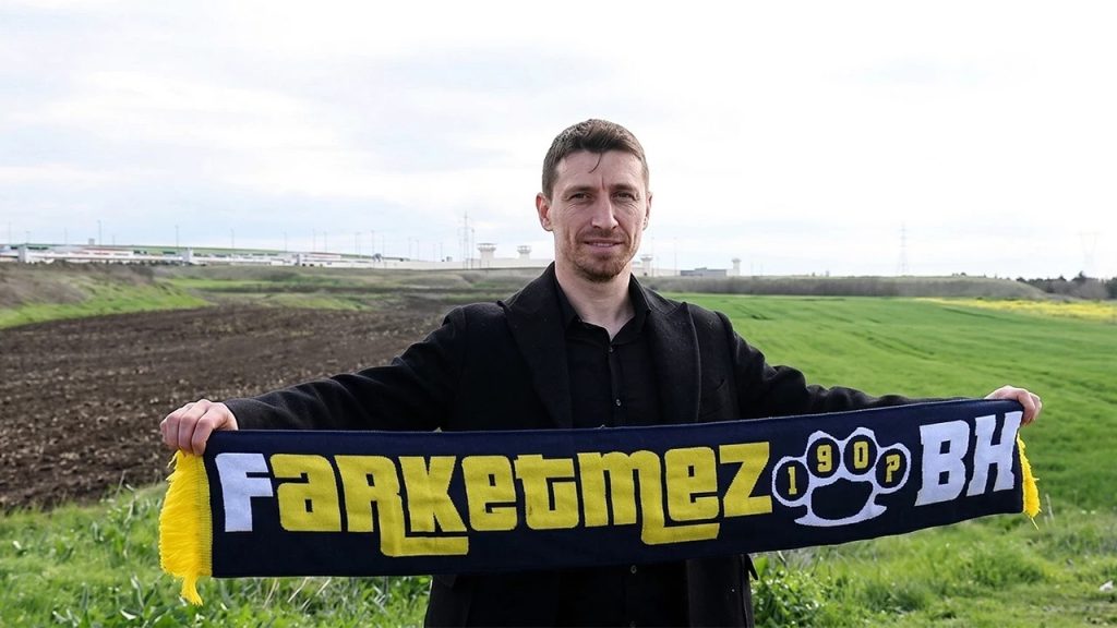 Tahliye edilen Fenerbahçeli futbolcu Mert Hakan Yandaş, cezaevi çıkışında yaptığı açıklamada ailesine kavuşmak ve kısa sürede takıma dönmek istediğini söyledi
