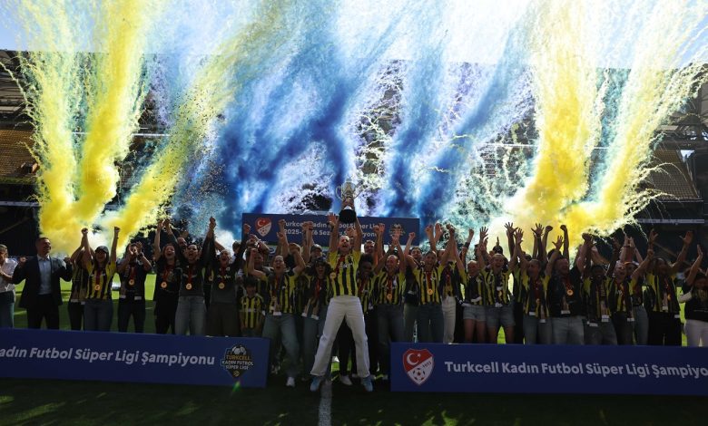Fenerbahçe’de kadın futbol takımının sezon boyunca beklediği an, Şükrü Saracoğlu Spor Kompleksi’nde yaşandı.
