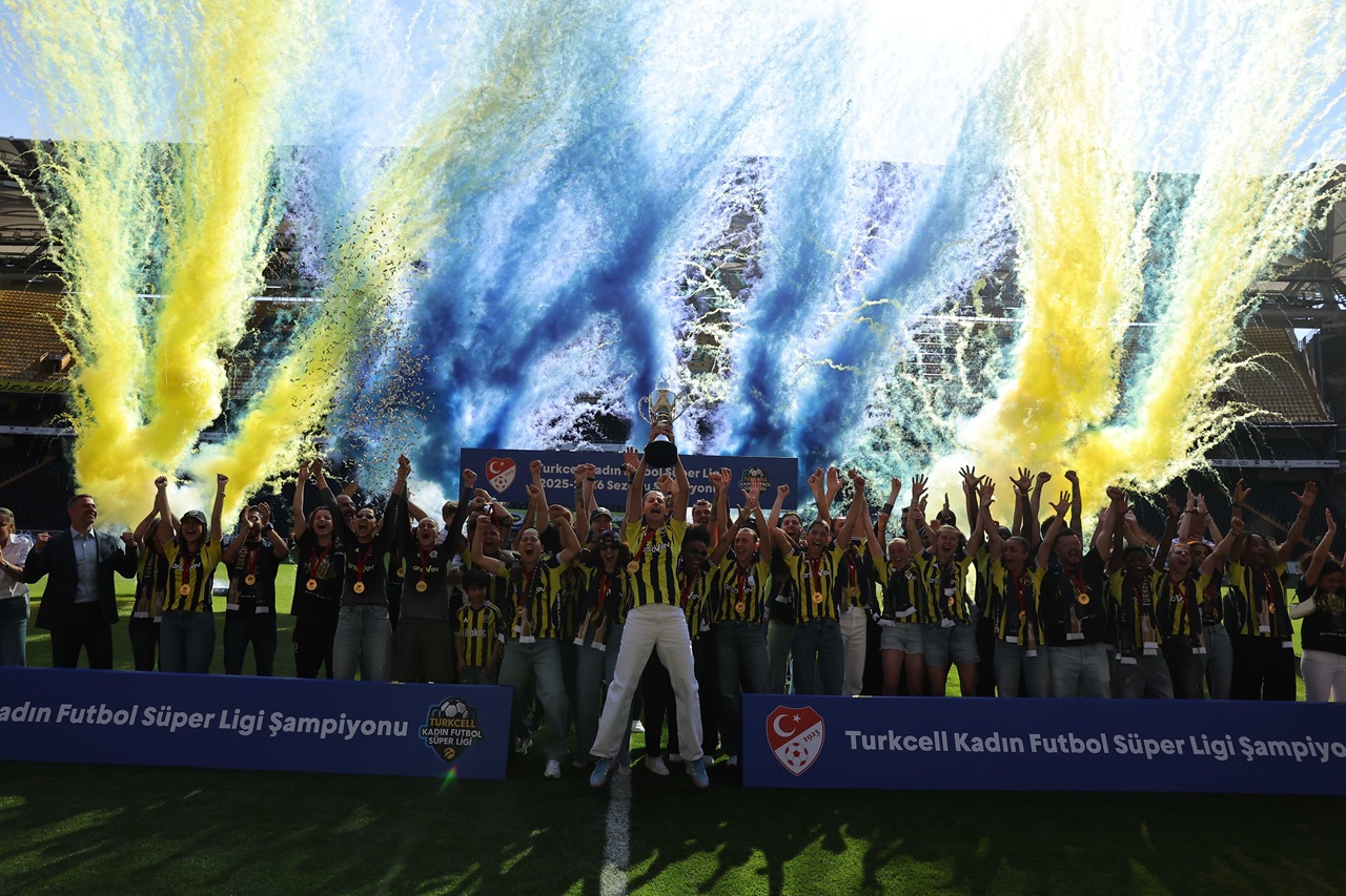 Fenerbahçe’de kadın futbol takımının sezon boyunca beklediği an, Şükrü Saracoğlu Spor Kompleksi’nde yaşandı.