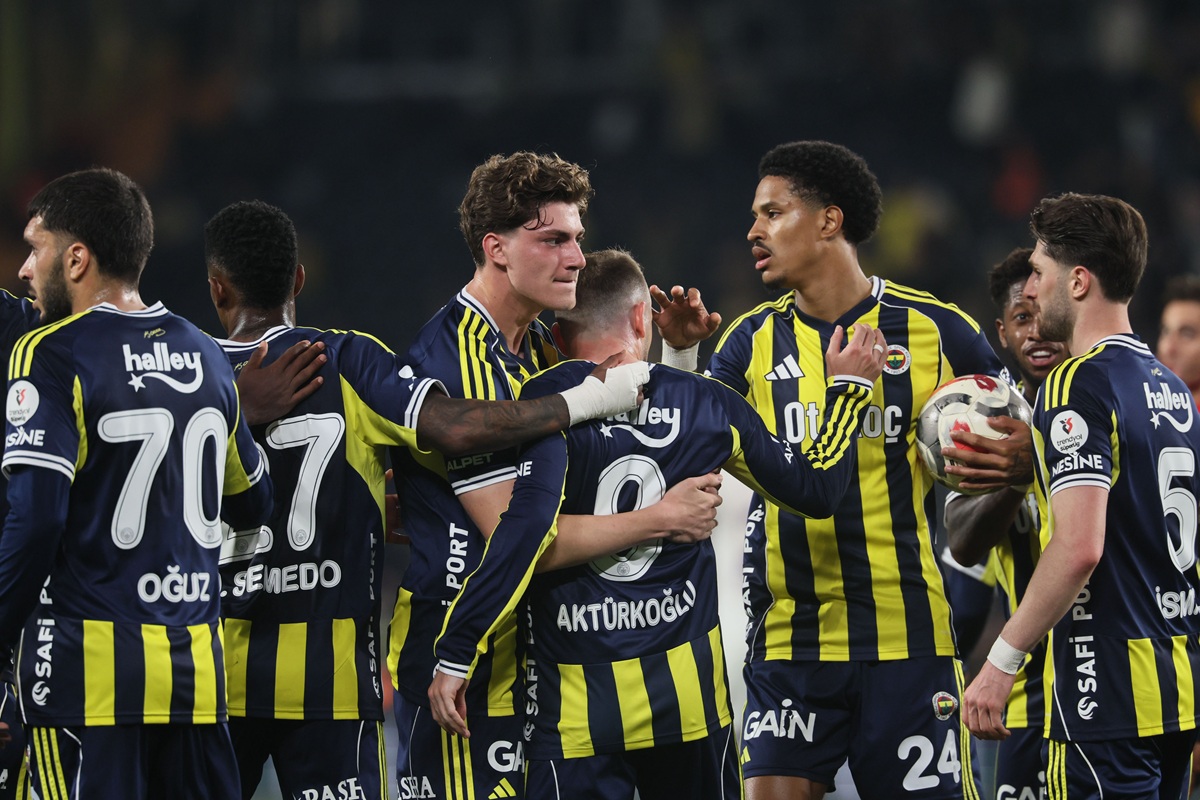 Fenerbahçe, Süper Lig’de sezonun son maçında taraftarı önünde beklemediği kadar zorlu bir gece yaşadı.