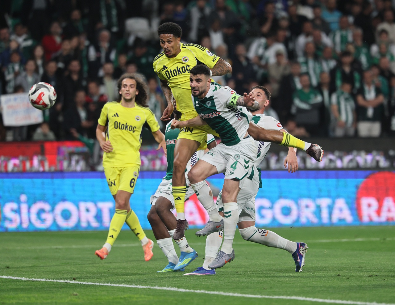 Galatasaray’ın şampiyonluğunu ilan ettiği haftada Konyaspor’u 3-0 mağlup eden Fenerbahçe’nin Süper Lig’i ikinci sırada tamamlaması kesinleşti.