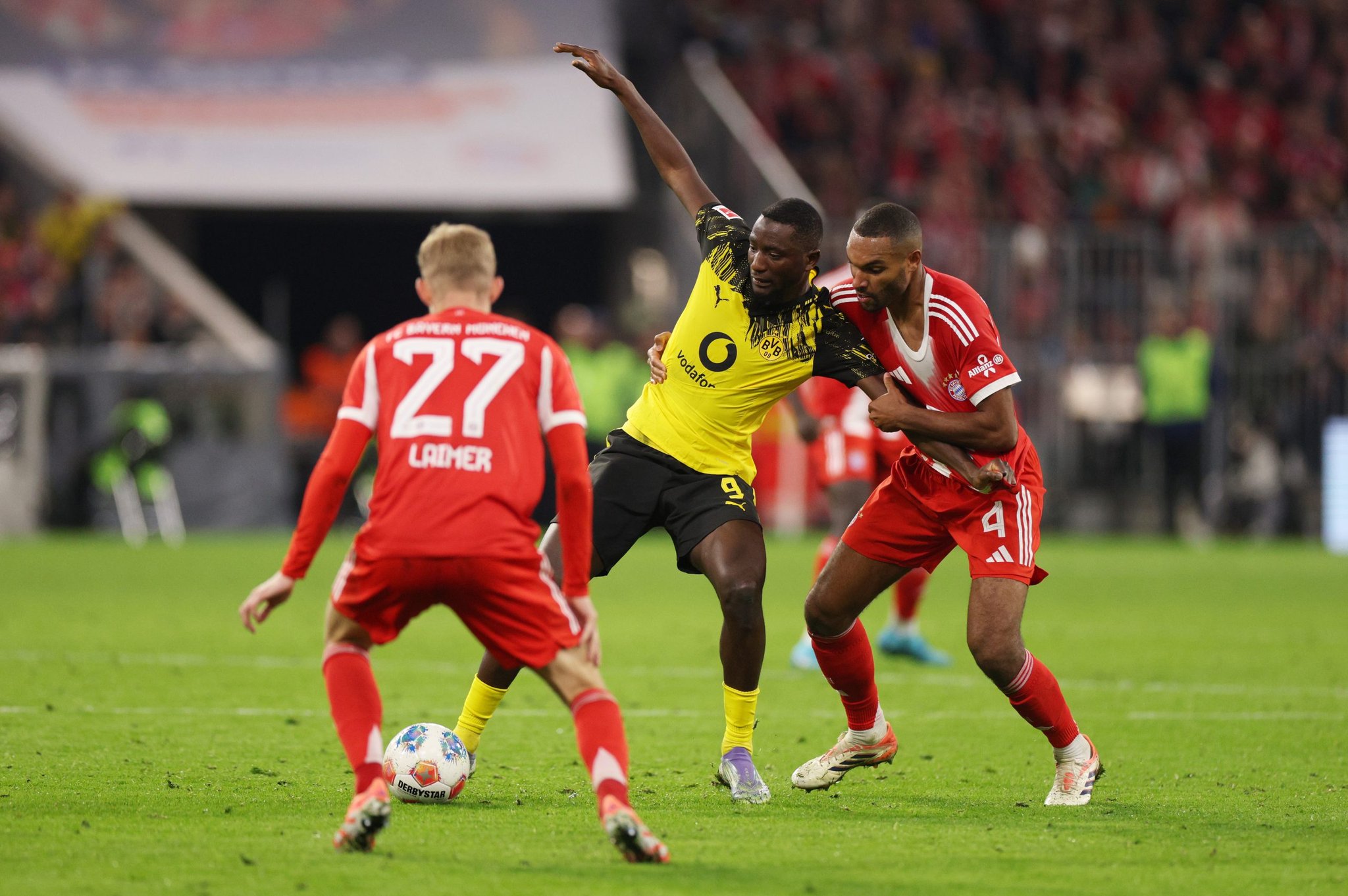 Fenerbahçe'de başkanlığı gelecek ay bırakacak Sadettin Saran, Borussia Dortmund'dan Serhou Guirassy ile el sıkıştı