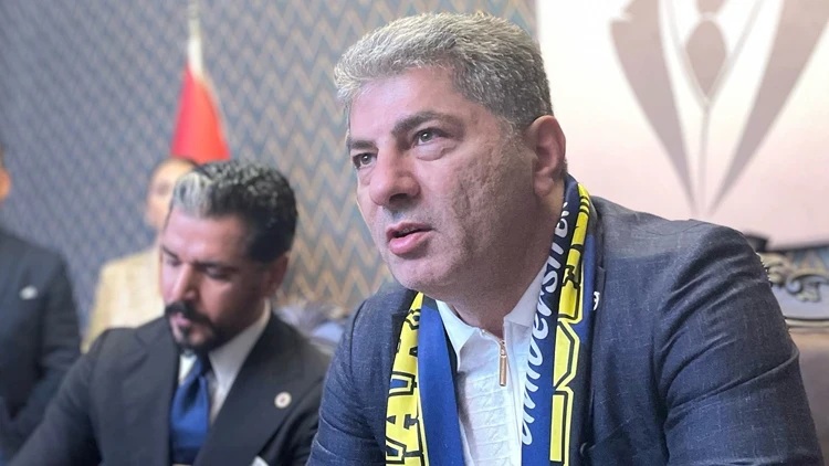 Fenerbahçe'de kongre heyecanı sürüyor. Fenerbahçe Başkan Adayı Hakan Safi, Mardin’de kongre üyeleriyle bir araya geldi.