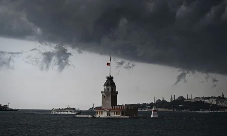 İstanbul'da özellikle Anadolu Yakası'nda başlayan sağanak Kadıköy'ün yanı sıra birçok bölgede yaşamı olumsuz etkiledi