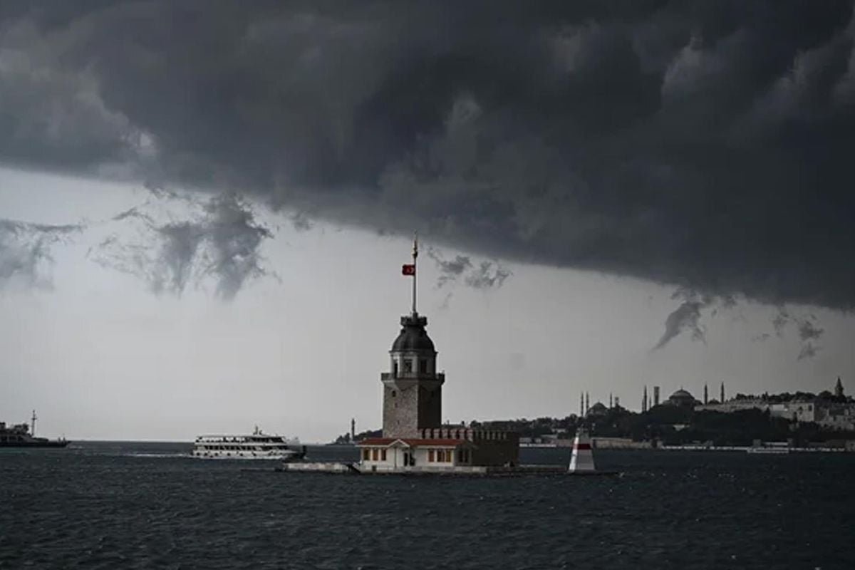 İstanbul'da özellikle Anadolu Yakası'nda başlayan sağanak Kadıköy'ün yanı sıra birçok bölgede yaşamı olumsuz etkiledi