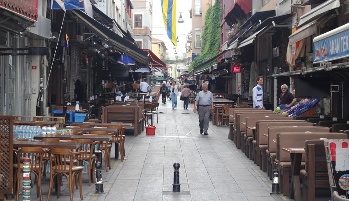 İstanbul Kadıköy’de bazı eğlence mekanları yasaklı madde operasyonu kapsamında mühürlendi.