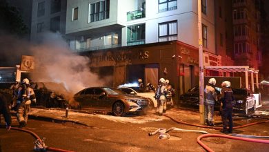 Kadıköy’de oto galeri önünde park halindeki bir otomobilde çıkan yangın kısa sürede büyüdü.